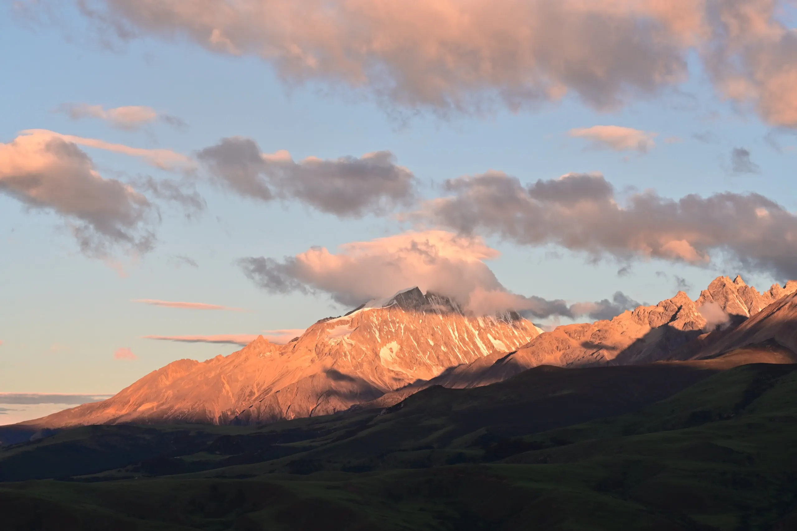日照金山，云影落在山脊上