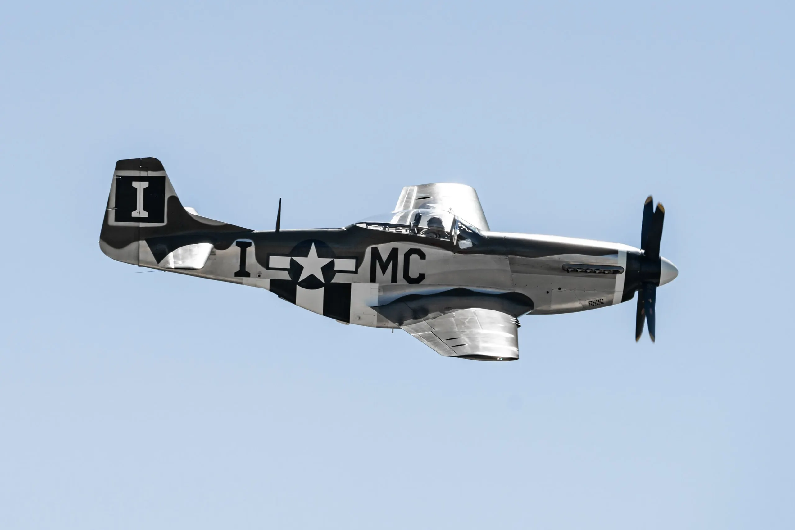 飞行中的 P-51 野马战斗机