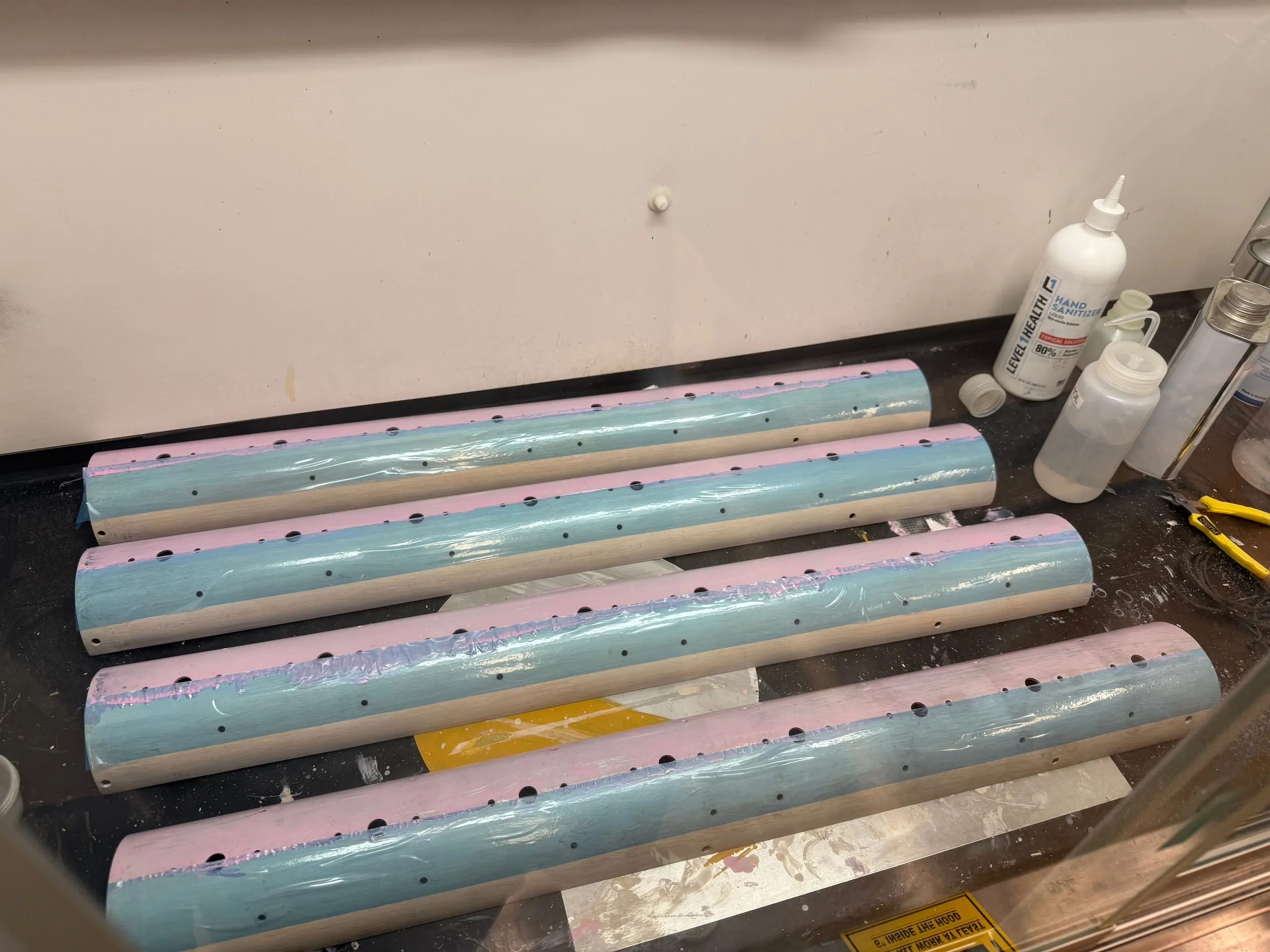 工作台上正在制作的测量管件