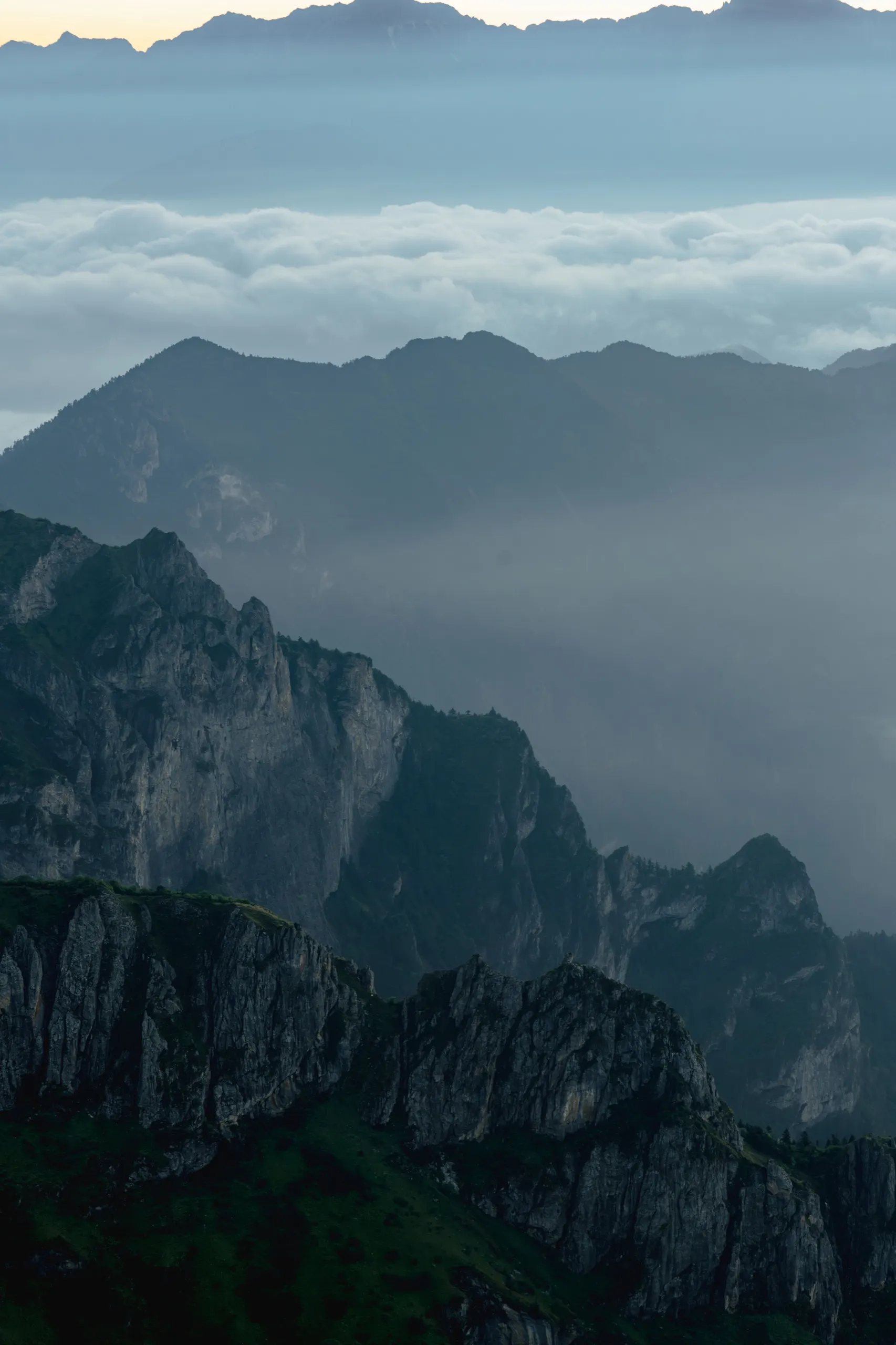 云海中层层叠叠的山脊剪影