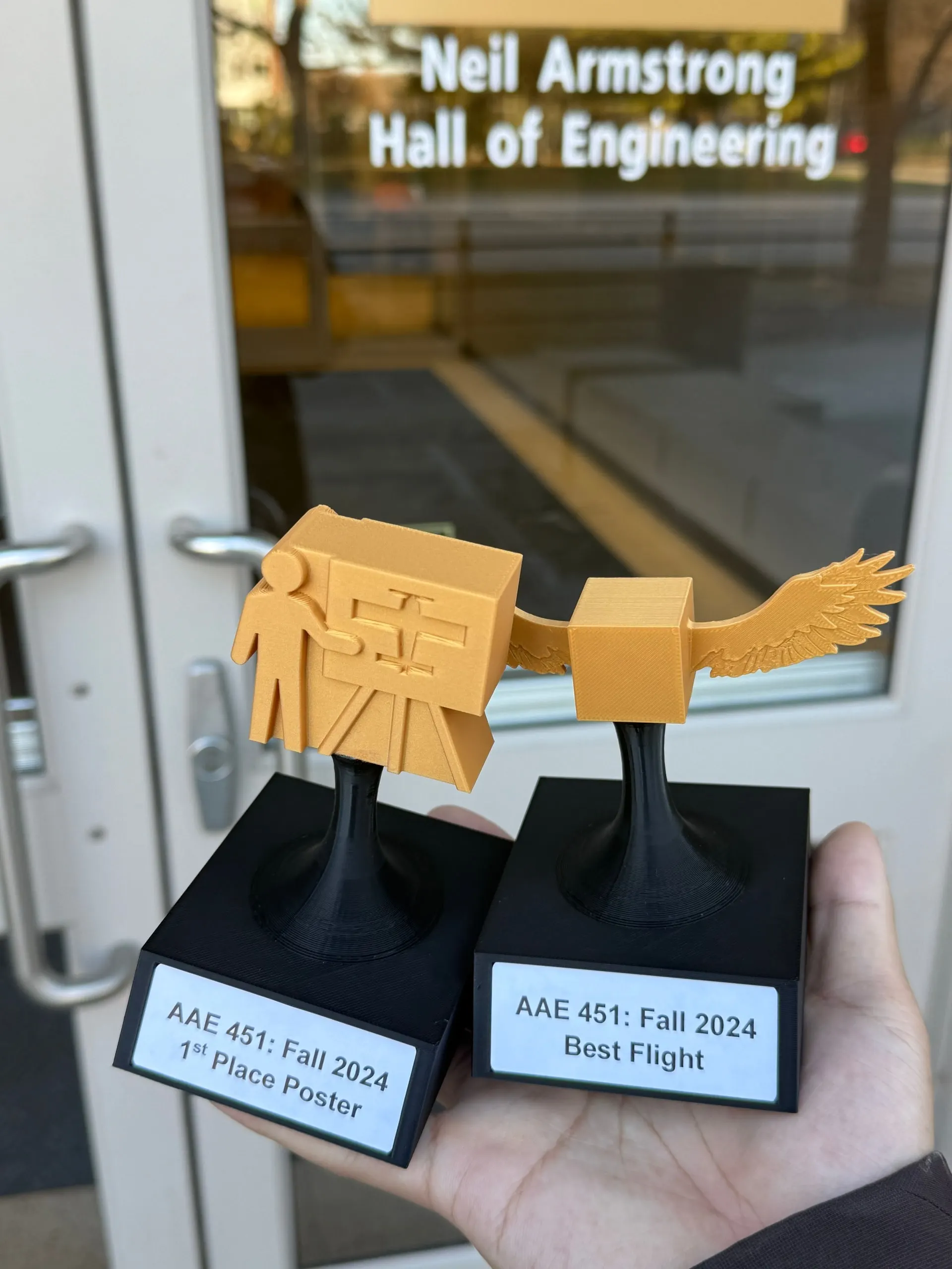 两座 AAE 451 2024 秋季学期奖杯：海报第一名与最佳飞行